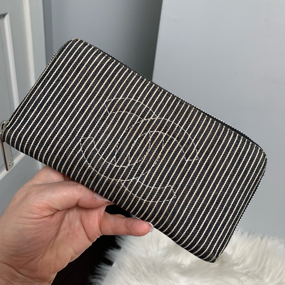 2015 authentic CHANEL black denim zippy wallet